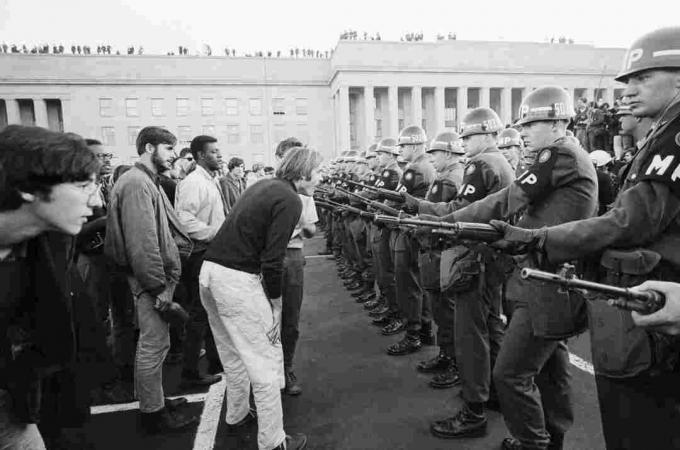 Zdjęcie protestujących w Pentagonie w 1967 r