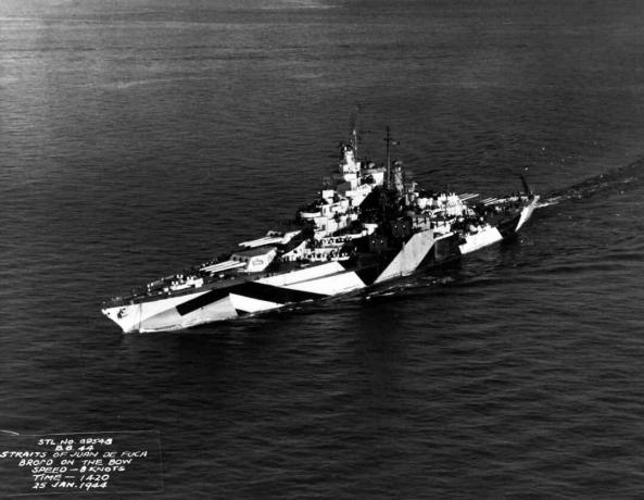 USS California (BB-44) w cieśninie Juan de Fuca w Waszyngtonie, 25 stycznia 1944 r.
