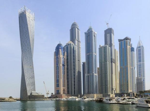 73 piętra wieży Dubai Cayan Tower są skręcone o 90 stopni od dołu do góry