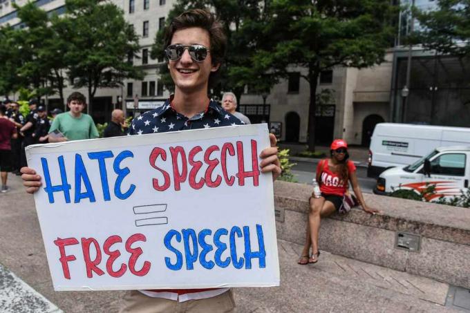 Ludzie biorą udział w wiecu „Demand Free Speech” na Freedom Plaza 6 lipca 2019 r. W Waszyngtonie.