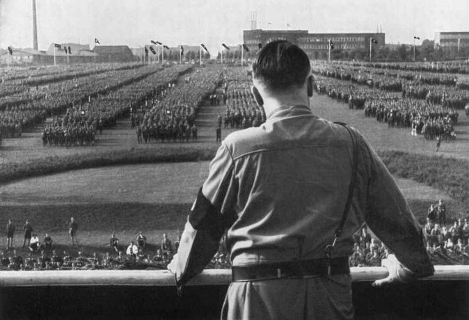 Niemiecki Führer i nazistowski przywódca Adolf Hitler zwraca się do żołnierzy na nazistowskim wiecu w Dortmundzie w Niemczech
