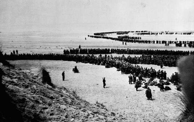 Wojska brytyjskie i francuskie czekają na szybką ewakuację z plaż w Dunkierce,