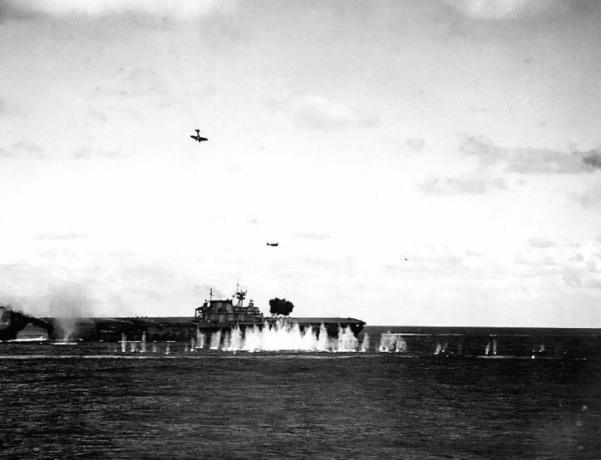 USS Hornet na morzu zostaje zaatakowany przez japoński samolot.