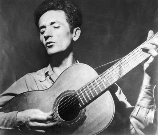Woody Guthrie gra na gitarze