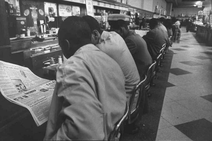 Afroamerykanie w ladzie obiadowej Woolworth Store