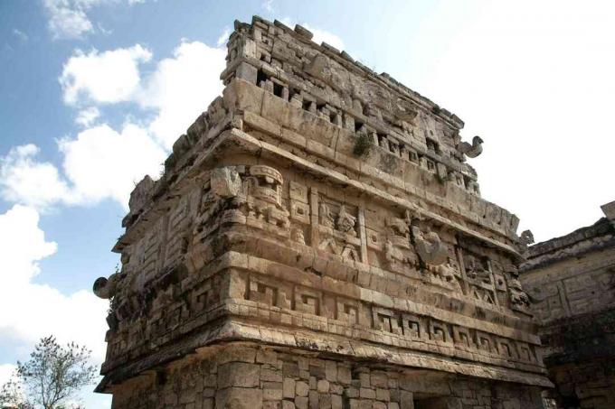 La Iglesia (Kościół) sięga w niebo, ozdobiona maskami Chac w miejscu Majów Chichén Itzá