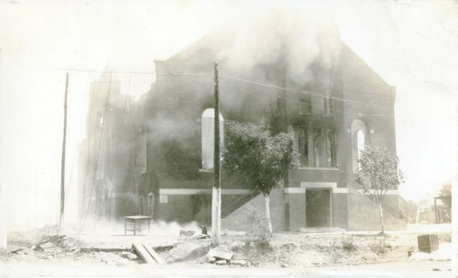 Uszkodzony kościół okręgowy Greenwood po masakrze w Tulsa Race, Tulsa, Oklahoma, czerwiec 1921.