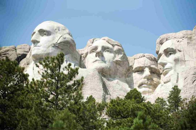 Niski kąt widzenia Mt Rushmore National Monument przeciwko Clear Sky