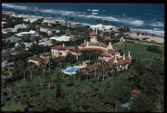 Posiadłość Mar-a-Lago, należąca do Donalda Trumpa, leży nad brzegiem wody w Palm Beach na Florydzie. 
