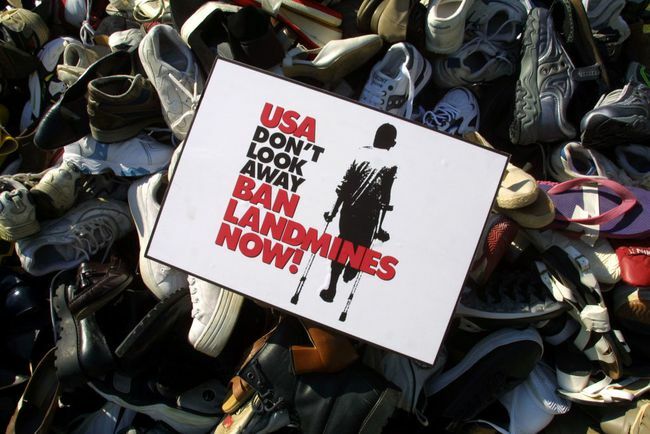 Znak zakazu min lądowych jest umieszczony na piramidzie spiętrzonej przez buty zebrane w ciągu ostatnich kilku miesięcy przez amerykańską kampanię na rzecz zakazu min lądowych.