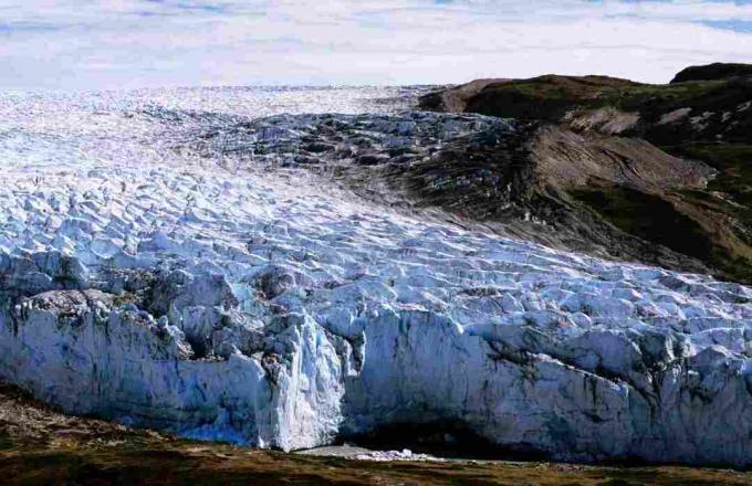 Kontynentalne arktyczne powietrze tworzy się nad polodowcowymi krajobrazami, takimi jak ta czapla Grenlandii