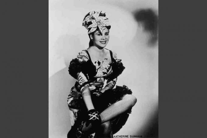 Katherine Dunham około 1945 roku, ubrana w kostium taneczny z falbanką i sztucznymi storczykami