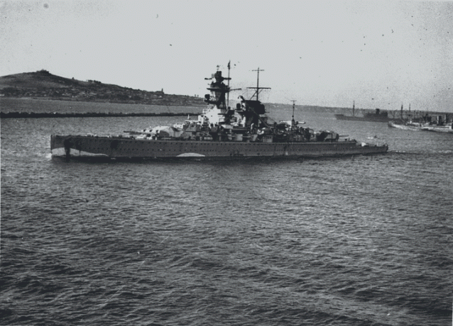 Kieszonkowy pancernik Admiral Graf Spee na parze w River Plate w Ameryce Południowej z wysyłką w tle.