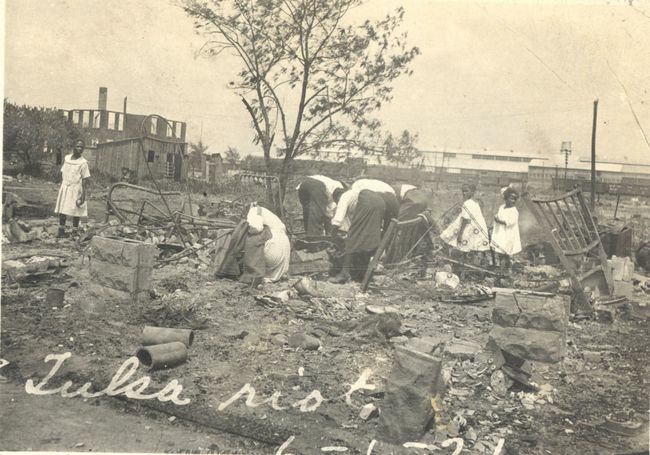 Ludzie przeszukujący gruzy po masakrze w Tulsa Race, Tulsa, Oklahoma, czerwiec 1921.