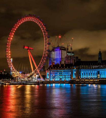 London Eye nocą świeciło.