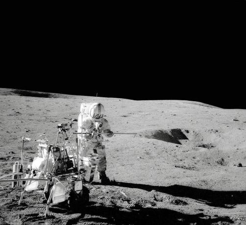 Apollo 14 wylądował na Księżycu, a astronauci rozmieścili instrumenty i pobrali próbki skał.