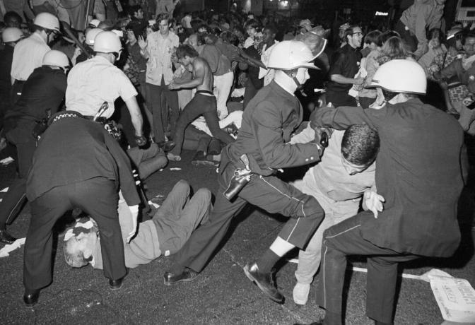 Policja i protestujący w Chicago w 1968 r