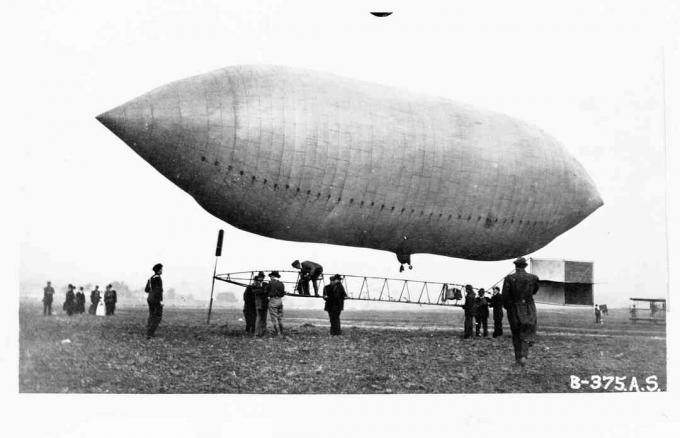 Śmiałek i pilot Lincoln Beachey badają sterowiec należący do Thomasa Scotta Baldwina na wystawie w St. Louis w 1904 r.