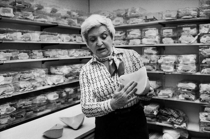 Ruth Handler w przechowalni protez piersi, którą stworzyła dla pacjentów po mastektomii, 1977