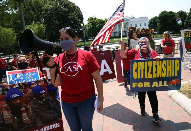 Działacze imigracyjni z grupą CASA gromadzą się w Białym Domu, aby zażądać od prezydenta Bidena przyznania obywatelstwa dla imigrantów.