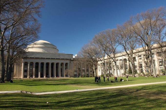 Killian Court i Wielka Kopuła w MIT