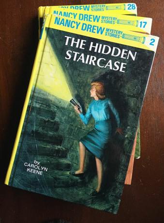 3 książki Nancy Drew w stosie na stole