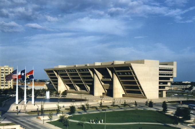 Betonowy, geometryczny budynek przypominający łódź, masywne molo brutalistów wspierają ukośną fasadę