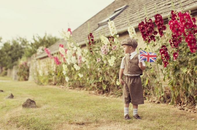 Vintage Brytyjska Chłopiec Stojący Z Union Jack