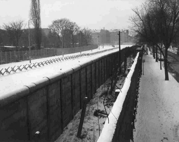 Liebenstrasse Widok muru berlińskiego z wewnętrzną ścianą, wykopem i barykadami.