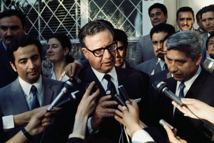 Dr Salvador Allende Świętuje zwycięstwo