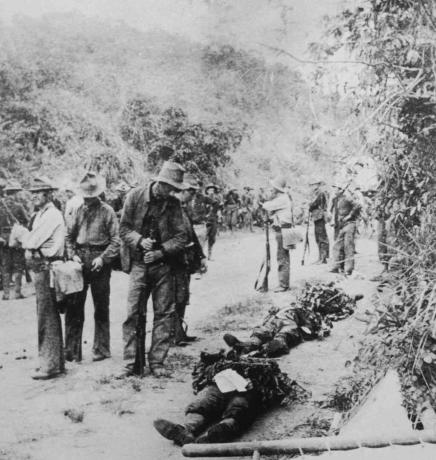 Wojska amerykańskie znajdują trzech martwych towarzyszy na poboczu drogi podczas wojny filipińsko-amerykańskiej około 1900 roku