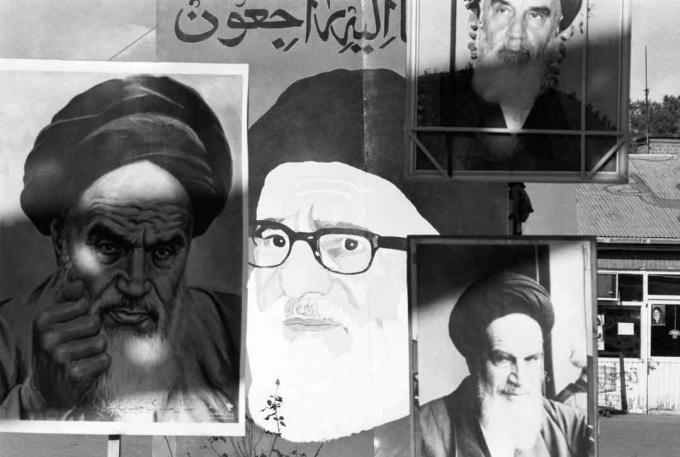 Plakaty ajatollaha Khomeina są wywieszone na terenie ambasady amerykańskiej.