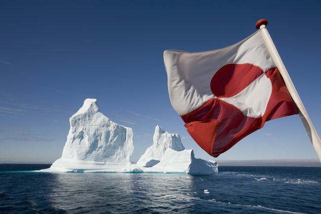 Flaga Grenlandii na promie Arctic Umiaq Line
