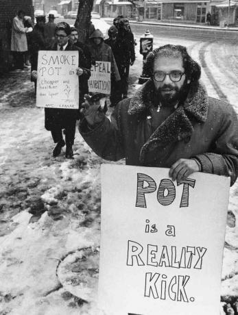 Allen Ginsberg wśród protestujących na wiecu marihuany