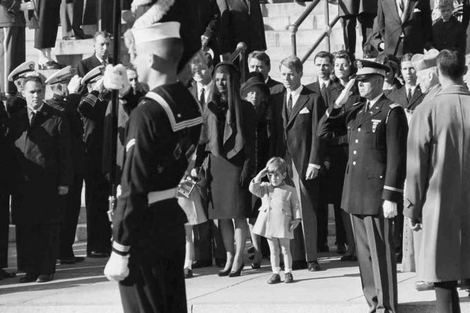 John F. Kennedy Jr. Pozdrawiając swojego ojca na pogrzebie