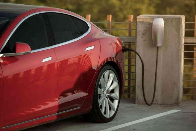 Ładowanie samochodu elektrycznego Tesla Motors w publicznym garażu