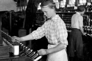 Piętnastoletnia dziewczynka pracuje jako przetarg na buforowanie w Berkshire Cotton Mills w Adams, Massachussetts, 1917.