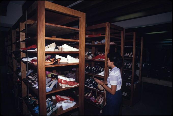 Buty Imeldy Marcos: W piwnicy pod jej sypialnią w Pałacu Malacanang w Manili, 1986 r. Sporządzono inwentarz butów należących do byłej pierwszej damy Filipin, Imeldy Marcos.