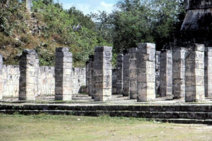 Kolumnada w świątyni wojowników na stronie Majów Chichén Itzá, Jukatan, Meksyk