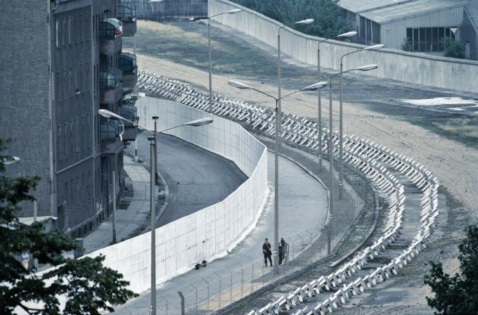 Żołnierze patrolujący Strefę Śmierci Muru Berlińskiego w 1981 r.