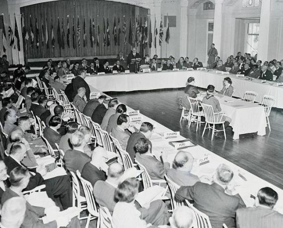Konferencja w Bretton Woods: Organizacja Narodów Zjednoczonych spotyka się w hotelu Mount Washington w celu omówienia programów współpracy gospodarczej i postępu.