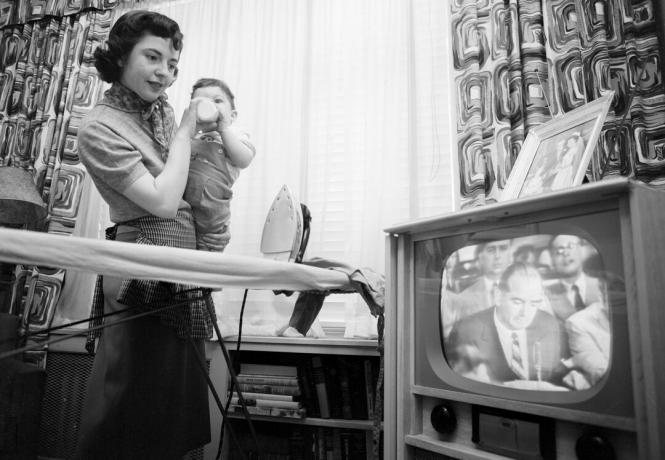 Zdjęcie kobiety oglądającej Senator Joseph McCarthy w telewizji