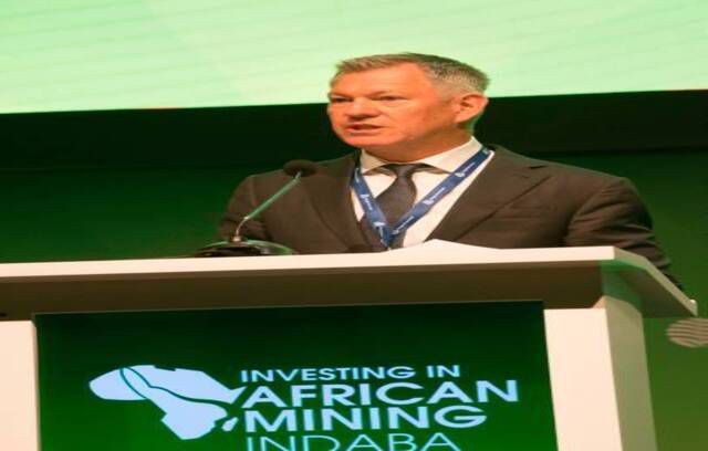 Mike Fraser, dyrektor operacyjny South 32, przemawia podczas pierwszego dnia Mining Indaba w Kapsztadzie
