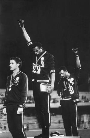 Zdjęcie członków zespołu torowego Afroamerykanów USA Tommie Smith i Johna Carlosa podnoszących w rękawicach pięści Black Power podczas protestu przeciwko prawom obywatelskim podczas ceremonii wręczenia medali na igrzyskach olimpijskich w Meksyku w 1968 r.