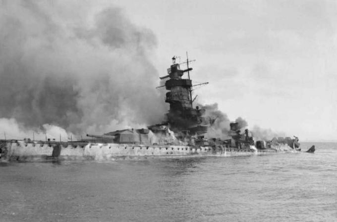 Pancernik kieszonkowy Admirał Graf Spee płonący i częściowo zanurzony w River Plate