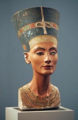 3400-letnie popiersie egipskiej królowej Nefertiti.