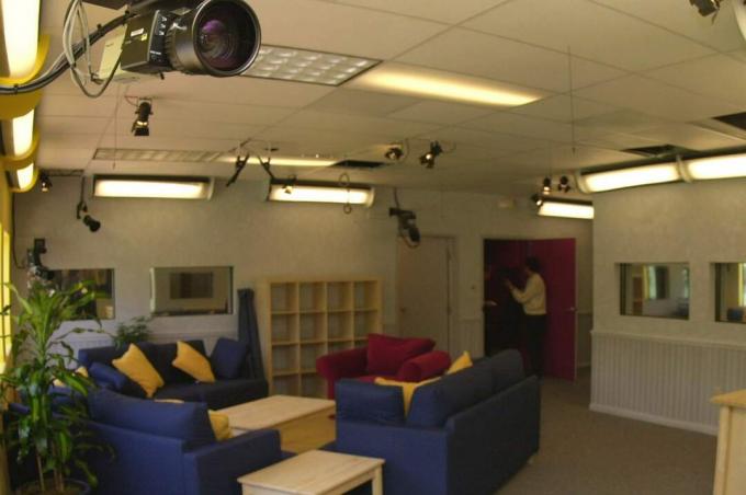 Jedna z dwudziestu ośmiu kamer jest skonfigurowana na nowy reality show „Big Brother”, który debiutuje w CBS 5 lipca 2000 roku. „Big Brother” zawiera dziesięciu nieznajomych, całkowicie odciętych od świata zewnętrznego, współistniejących w odizolowanym domu.