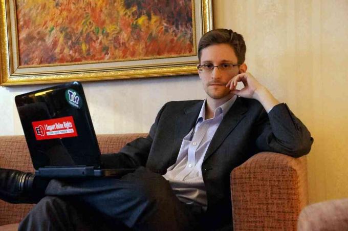 Edward Snowden pozuje do zdjęcia podczas wywiadu w nieujawnionym miejscu w grudniu 2013 roku w Moskwie w Rosji.