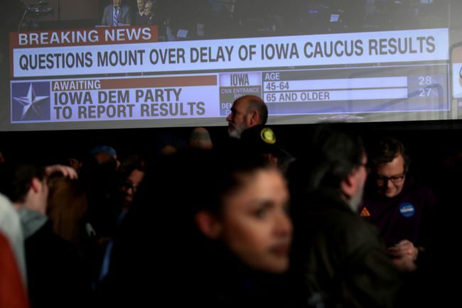 Zwolennicy demokratycznego kandydata na prezydenta Sen. Bernie Sanders (I-VT) czeka na wyniki na jego nocnej imprezie pilnującej klubu 3 lutego 2020 r. W Des Moines w stanie Iowa.