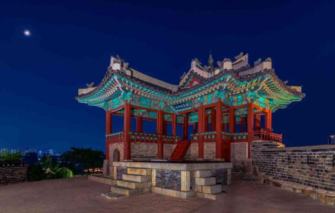 Hwaseong forteca w Suwon, Korea Południowa przy nocą.